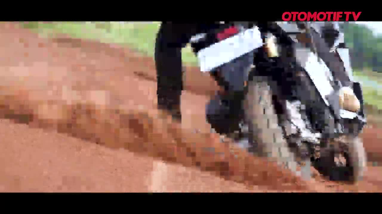 HiRes TEST RIDE HONDA ADV 160 ROADSYNC 2025