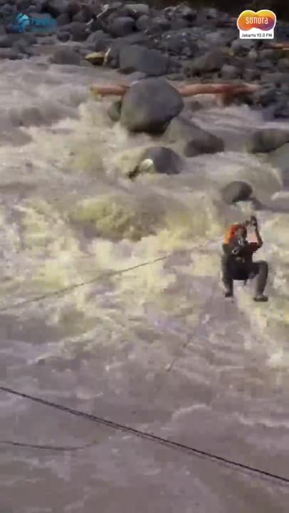 Evakuasi Ekstrem! SAR Pasang Tali 50 Meter di Sungai Silaing #Shorts
