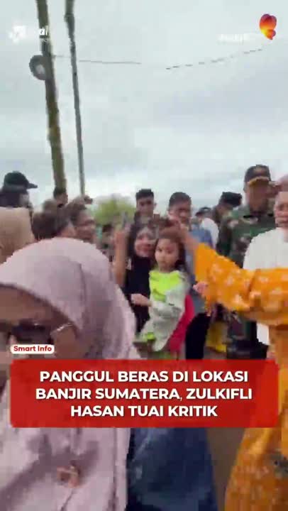 Tuai Kritik, Zulkifli Hasan Memanggul Sekarung Beras & Membersihkan Lumpur Lokasi Banjir di Padang