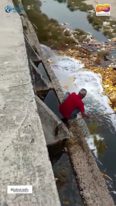 Viral! Detik-Detik anggul Muara Baru Bocor! Air Laut Lebih Tinggi dari Daratan! #Shorts
