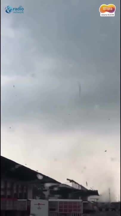 Detik-detik Angin Kencang & Hujan, Pohon Tumbang di Bandara Juanda #Shorts