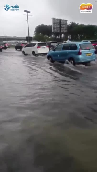 Tol Akses Bandara Soetta Terendam Banjir, Polisi Atur Lalu Lintas #Shorts