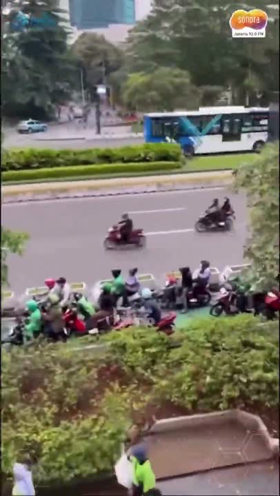 Pesepeda Wanita Berani Hadang Pemotor di Jalur Sepeda Sudirman #Shorts