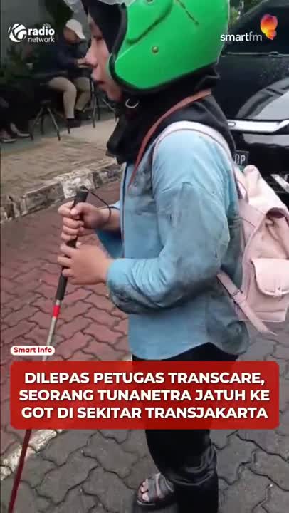 Tunanetra Jatuh ke Got Usai Tak Dapat Pendampingan di Halte TJ #Shorts