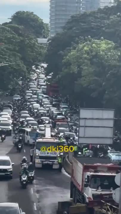 Truk Hilang Kendali Tabrak Pembatas Jalan di Jakarta Pusat #Shorts