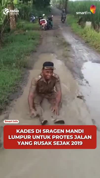 Protes Jalan Rusak, Kades Sragen Mandi Lumpur di Jalan Rusak #Shorts