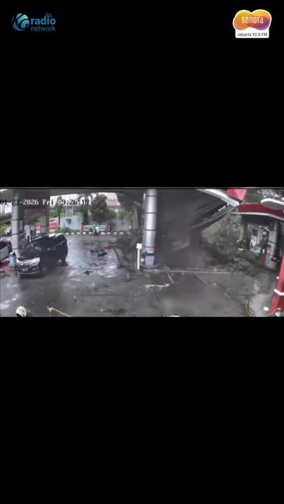 Pohon Tumbang Timpa SPBU Pramuka Raya, Operasional Ditutup #Shorts