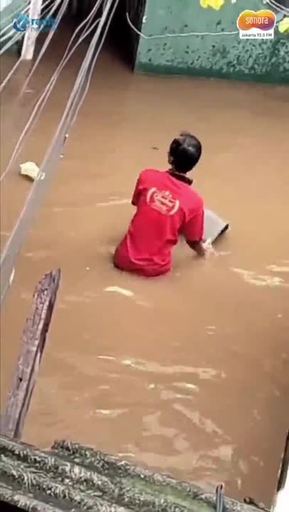 Viral! Seorang Pria Buang Sampah ke Tengah Genangan Banjir #Shorts