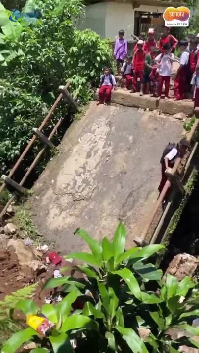 Miris! Siswa SD di Pandeglang Terpaksa Lewati Jembatan Ambruk demi Berangkat Sekolah #Shorts