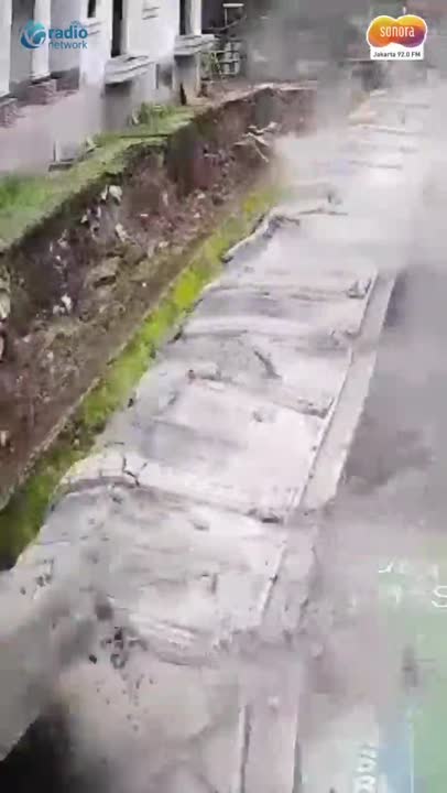 Detik-Detik Tembok SMPN 182 Jakarta Selatan Roboh #Shorts