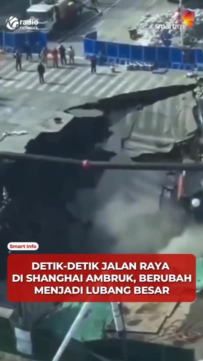 Rekaman CCTV Sinkhole Raksasa Muncul di Shanghai dalam Hitungan Detik #Shorts