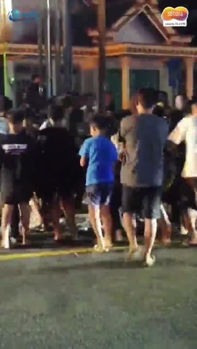 Ribuan Susu Berserakan di Jalan Raya Ponorogo–Trenggalek Akibat Kecelakaan #Shorts