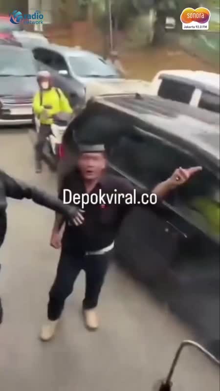 Viral! Pengiring Mobil Jenazah Tendang Bus TransJakarta di Depok #Shorts