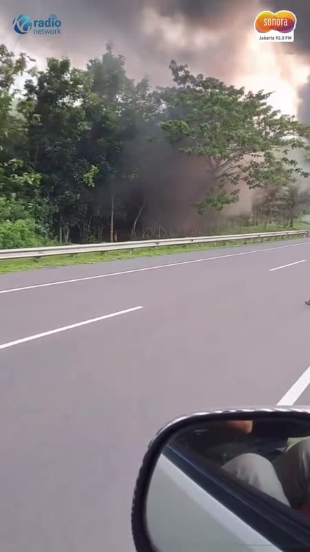 Detik-Detik Bus Terbakar di Tol Cipali, Diduga Korsleting Mesin #Shorts