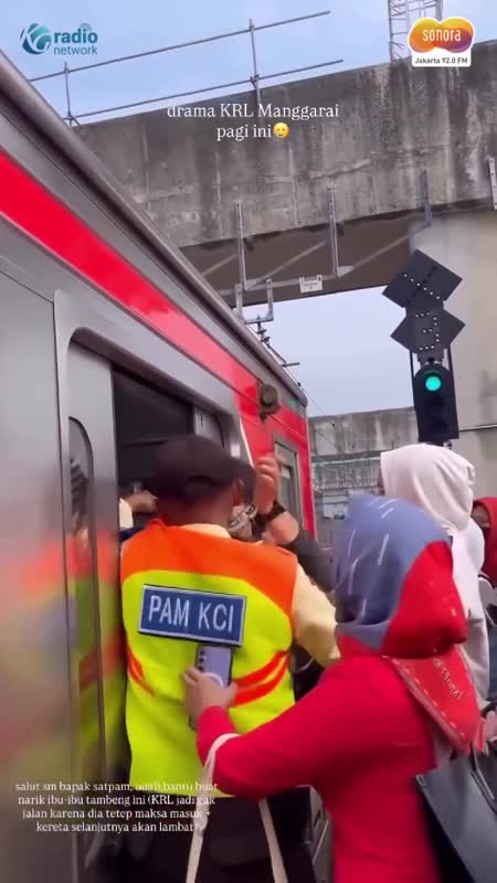 Penumpang Ngotot Masuk KRL Penuh, Petugas KAI Bertindak Tegas #Shorts