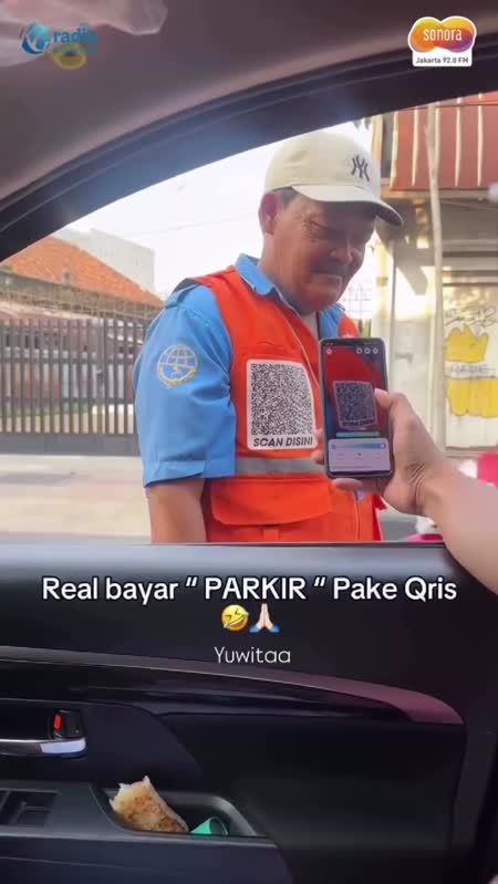 Viral! Bayar Parkir Pakai QRIS di Kediri, Jukir Pakai Rompi Digital #Shorts