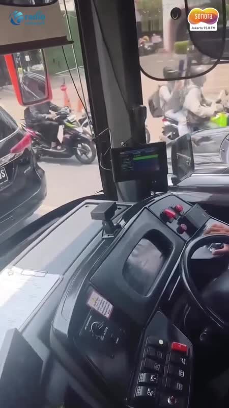Aksi Emosi Pengemudi Avanza Hadang Bus TransJakarta di Kemang #Shorts