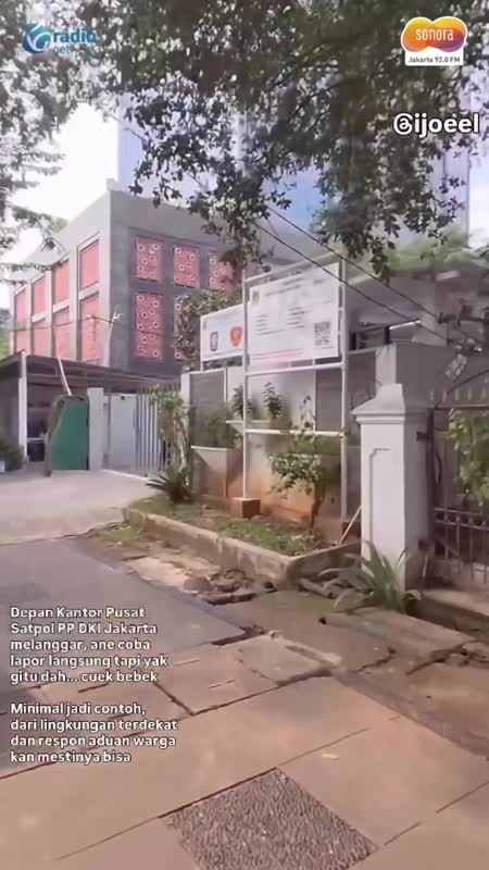 Ironis! Kendaraan Dinas Parkir di Trotoar, Satpol PP Minta Maaf #Shorts