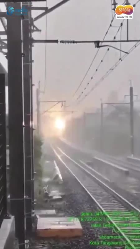 KRL Terganggu Disambar Petir, Stasiun Kebayoran Padat Penumpang #Shorts