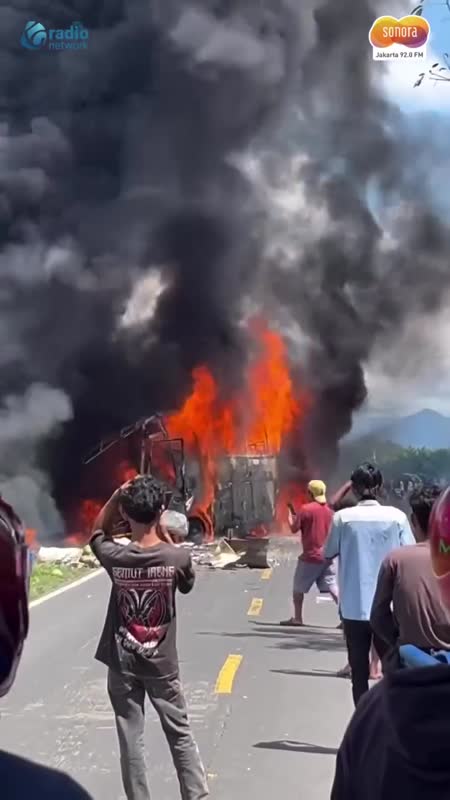 Kecelakaan Maut Bus ALS Terbakar Usai Tabrak Truk Tangki #Shorts
