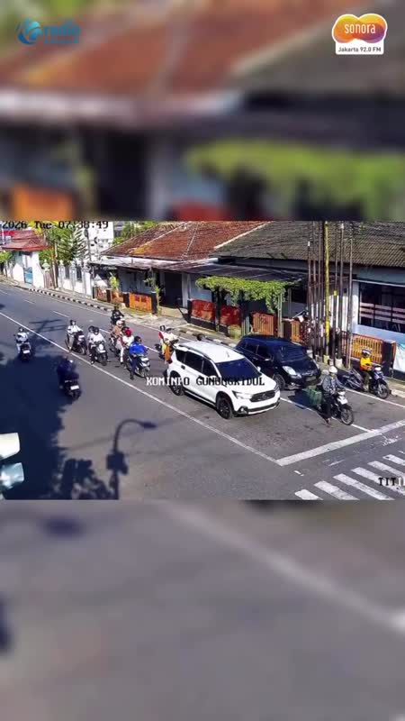 Detik-detik Anggota Damkar Pingsan Saat Berkendara Terekam CCTV #Shorts