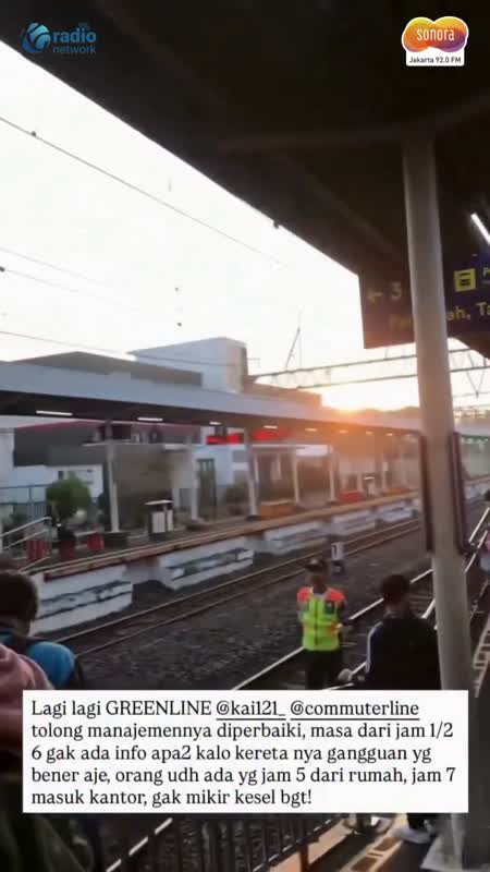 KRL Green Line Gangguan Saat Jam Sibuk, Penumpang Keluhkan Keterlambatan #Shorts