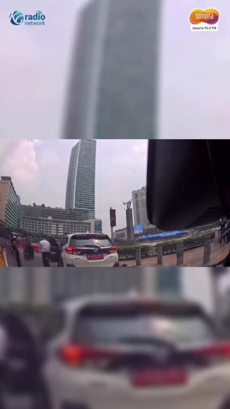 Aksi Petugas Dishub Potong Jalur Buka Pembatas Jalan di Bundaran HI #Shorts