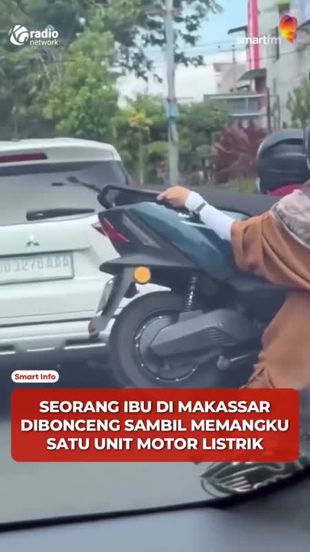 Aksi Nekat Pemotor Bonceng Motor Listrik di Tengah Jalan Padat #Shorts