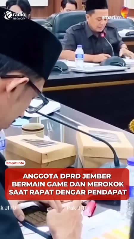 VIRAL! Anggota DPRD Jember Main Game & Merokok Saat Rapat Kesehatan #Shorts