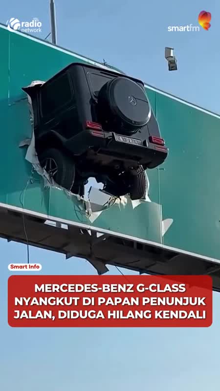 Mercedes G-Class “Terbang” hingga Nyangkut di Atas Papan Jalan #Shorts