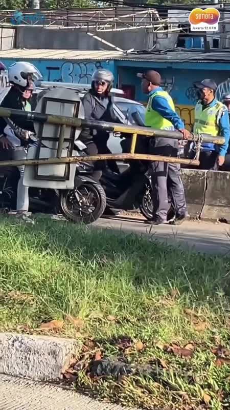 Nekat Masuk Busway, Pemotor Adu Mulut dengan Petugas TransJakarta #Shorts