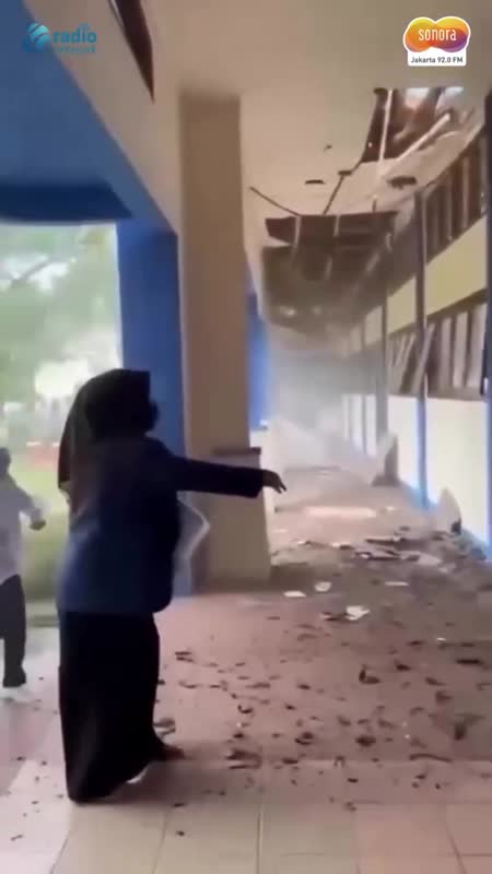 Atap Kelas SMAN 7 Mataram Mendadak Ambruk Saat Jam Istirahat, Diduga Akibat Struktur Lapuk #Shorts