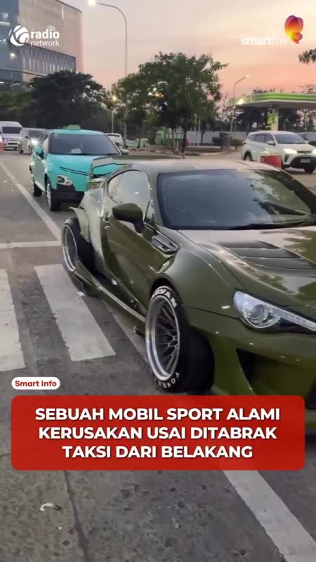 Mobil Sport Modifikasi Ringsek Ditabrak Taksi Hijau di Tangerang #Shorts