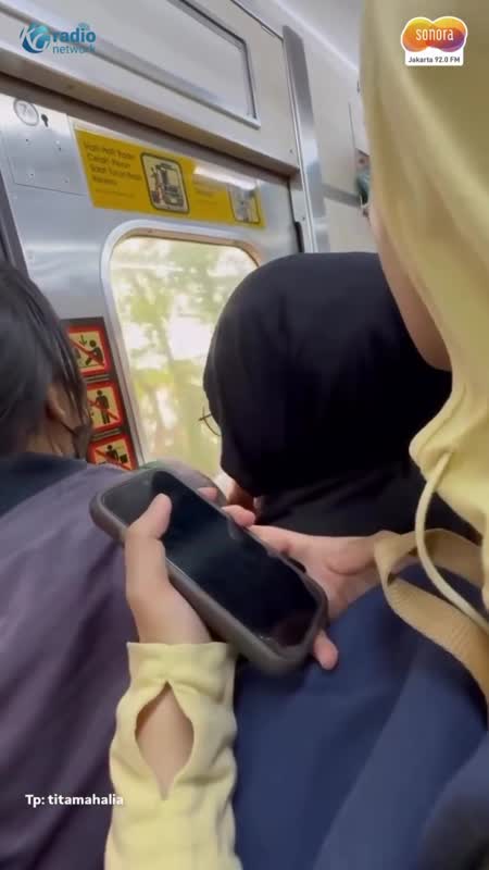 Detik-Detik Keributan di Gerbong Wanita KRL Tanah Abang-Rangkasbitung #Shorts