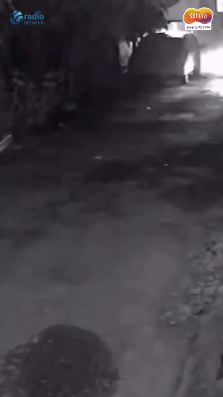 Viral! CCTV Rekam Sosok Diduga Pocong di Solo, Warga Resah #Shorts
