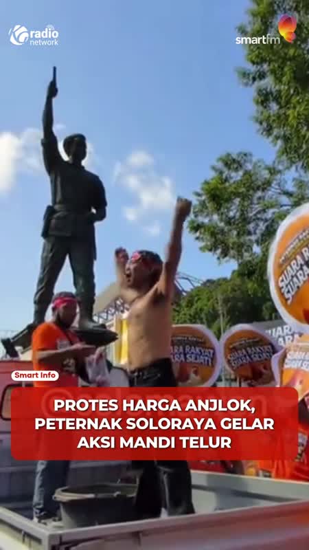 Peternak Soloraya Demo Harga Anjlok, Mandi Telur dan Bagi Ayam Gratis #Shorts