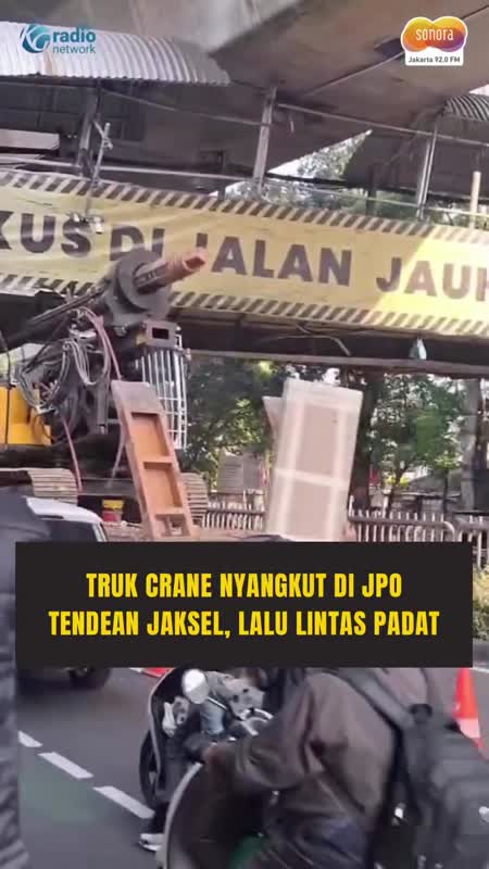 Truk Crane Tersangkut di JPO Mampang, , Lalu Lintas Jalan Kapten Tendean Macet #Shorts