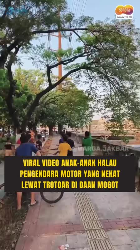 Aksi Bocah-Bocah Halau Motor yang Lewat Trotoar di Daan Mogot #Shorts