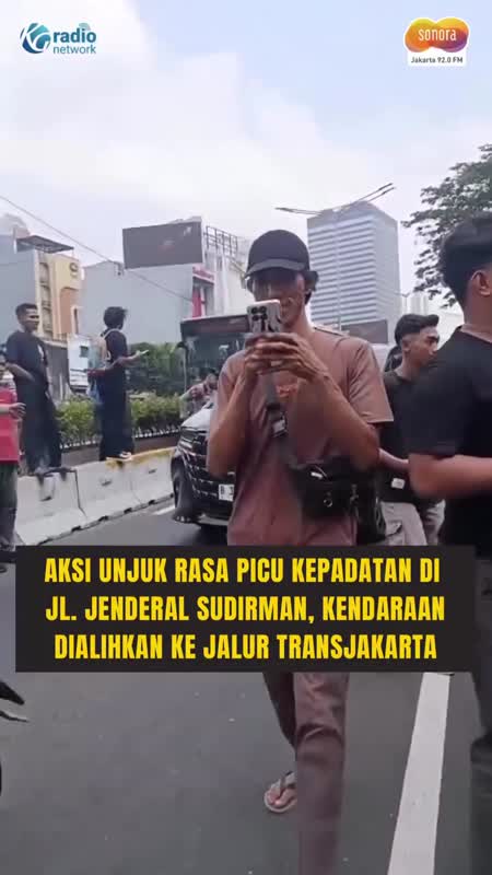Demo Bikin Macet Sudirman, Kendaraan Dialihkan ke Jalur TransJakart #Shorts