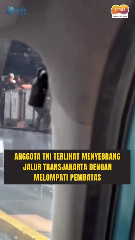Anggota TNI Terlihat Lompat Pembatas Jalur TransJakarta #Shorts
