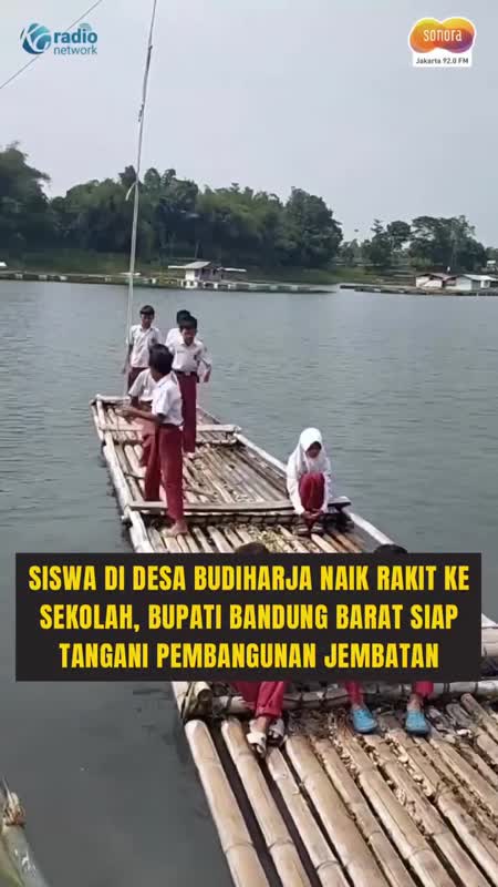 Siswa SD di Bandung Barat Harus Naik Rakit ke Sekolah #Shorts