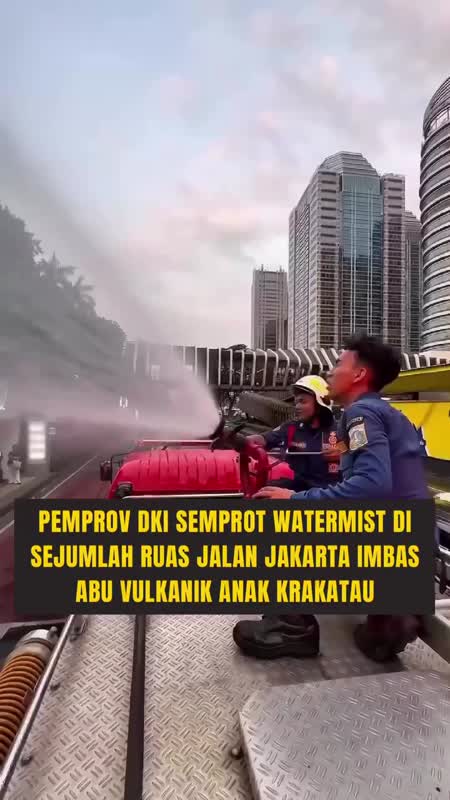 Pemprov Jakarta Kerahkan Watermist, Bersihkan Jalan dari Abu Vulkanik #Shorts
