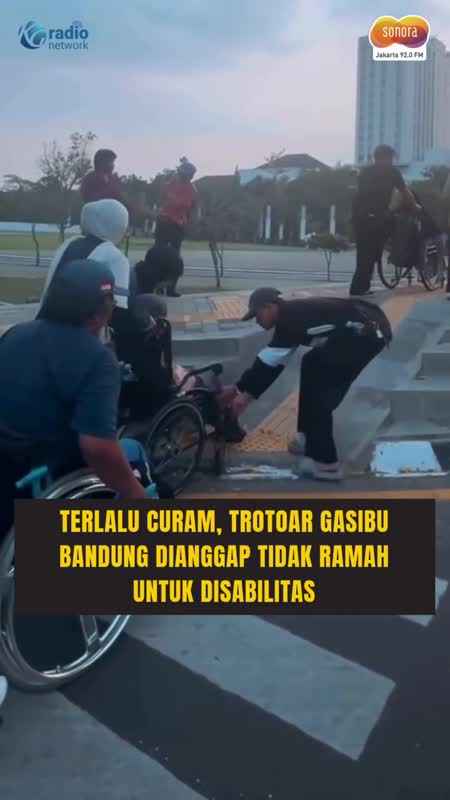 Trotoar Terlalu Curam, Pengguna Kursi Roda Kesulitan di Gasibu #Shorts