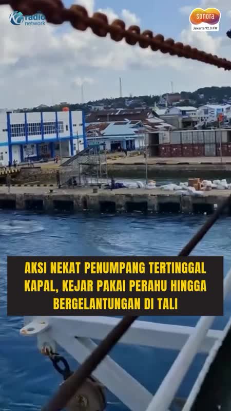 Kapal Telanjur Berangkat, Pria Ini Nekat Mengejar hingga Bergelantungan #Shorts