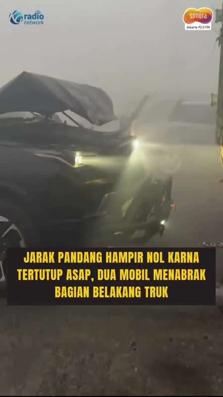 Jarak Pandang Nyaris Nol, Dua Mobil Tabrak Truk di Barito Kuala Kalsel #Shorts