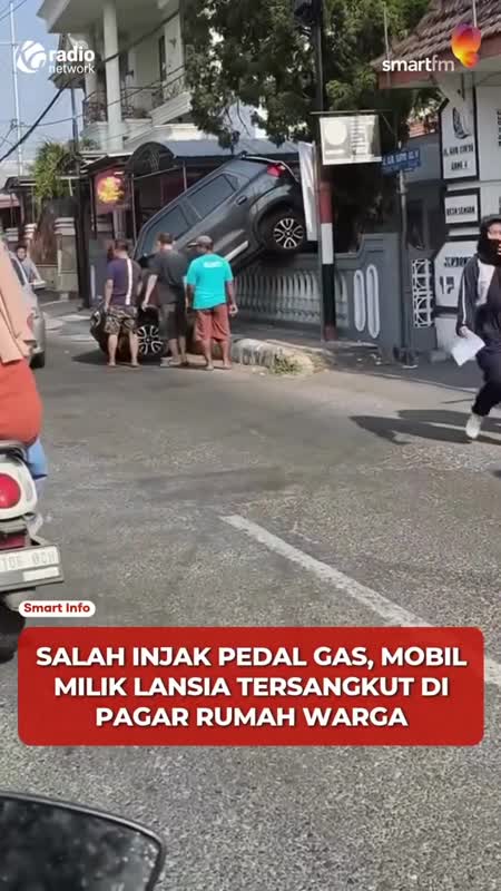 Salah Injak Pedal, Mobil Suzuki S-Presso Nyangkut di Atas Pagar #Shorts