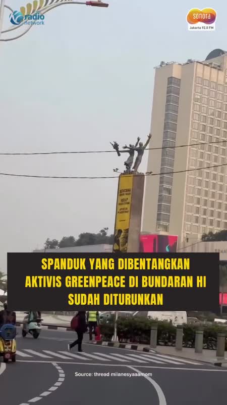 Aktivis Greenpeace Bentangkan Spanduk Raksasa di Patung Bundaran HI #Shorts