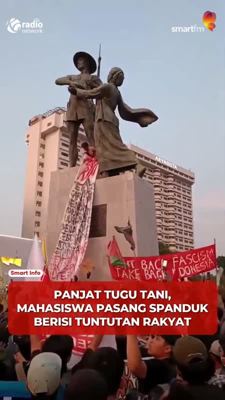 Mahasiswa Panjat Tugu Tani saat Aksi Evaluasi 2 Tahun Pemerintahan #Shorts