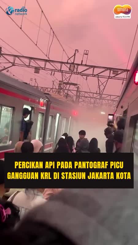 KRL Jakarta Kota–Bogor Berasap, Penumpang Dialihkan ke Kereta Lain #Shorts
