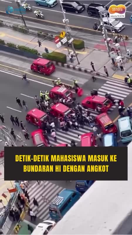 Mahasiswa Naik Angkot untuk Tembus Kawasan Bundaran HI #Shorts